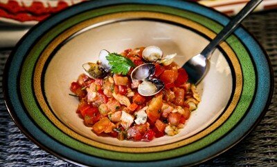 Saladinha fria de tomate, chouriço e berbigão 